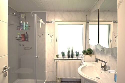 Badezimmer mit Dusche - 