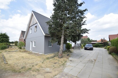 k-Zufahrt zum Haus mit Stellplätzen - 5 Zimmer Einfamilienhaus in Stuhr