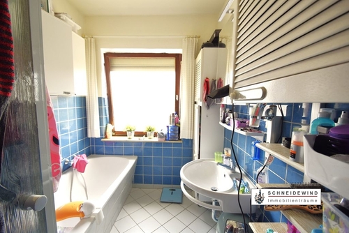 k-Badezimmer mit Badewanne und Dusche - 