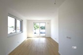 Wohnzimmer mit Tür zur Dachterrasse - 