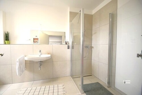 Bad mit Dusche - 