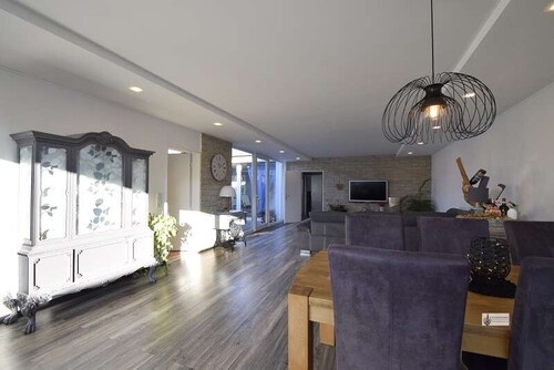 9 Wohnzimmer mit Essbereich und Sofaecke - 