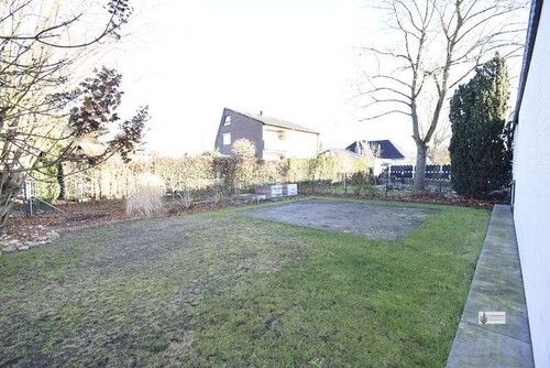 23 Garten mit Poolfläche - 