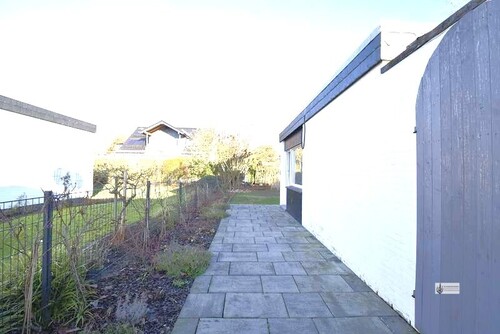 22 Gepflasterter Zugang zum hinteren Garten - 