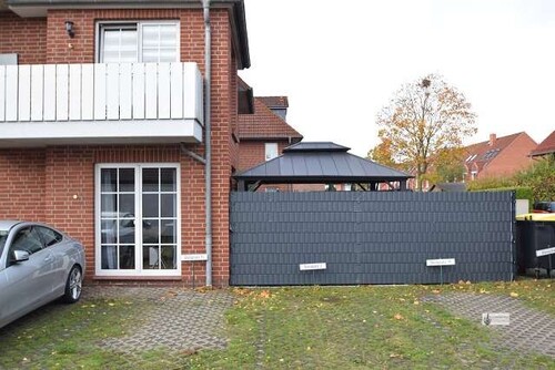 abgezäunter Bereich der Terrasse - Niedliche ETW mit ca. 50 m² Wohnfläche + Terrasse + Garten + Stellplatz - ideal für SinglePärchen