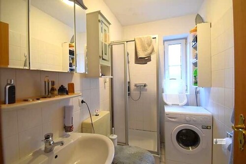 Bad mit Dusche und WM Anschluss - 