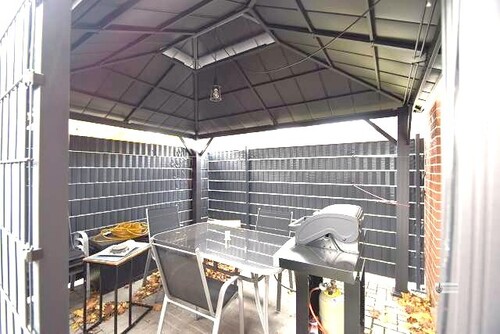 überdachte Terrasse mit Sichtschutzzaun - 