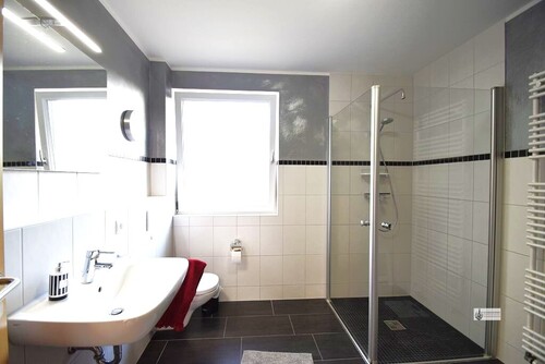 Großes Bad mit großer Dusche - 