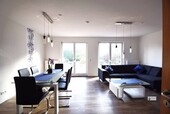 Wohn-Essbereich mit Terrassentüren - 