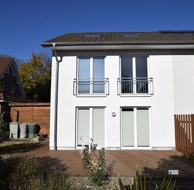 Südseite mit gepflasterer Terrasse - Neuwertiges REH für Fam. mit Kindern + EBK + Garten + KFZ Stellplatz + ausgeb. Dachgeschoß