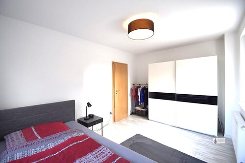 Große Stellfläche für Schrank im Elternschlafzimmer - 