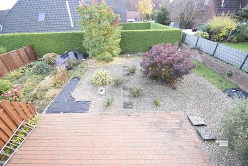 Blick in den Garten mit großes Terrasse - 