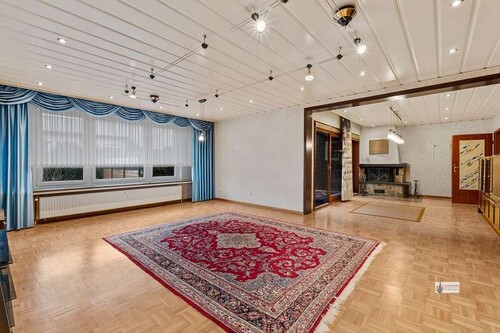 Großes Wohnzimmer mit Kamin und Zugang Wintergarten - Zweifamilienhaus mit 320,18 m&sup2; in Syke zum Kaufen