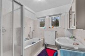 Bad mit Dusche und Wanne im EG - 