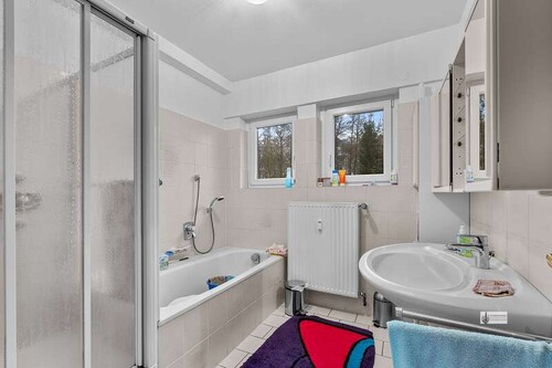 Bad mit Dusche und Wanne im EG - 