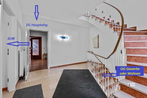 Hausflur mit 3 Zugängen - 10 Zimmer Zweifamilienhaus in Syke