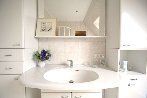 k-Gr. Waschtisch mit Einbaumöbeln - 