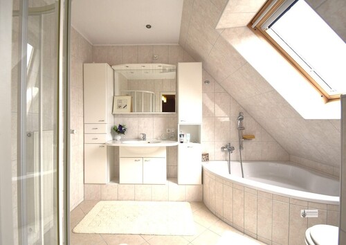 k-Bad im OG mit Eckbadewanne und Dusche - 