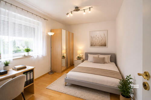 Helles skandinavisches Schlafzimmer mit Pflanzen - 