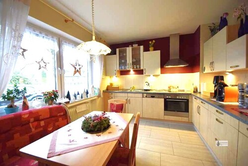 Große Einbauküche mit Sitzecke - 