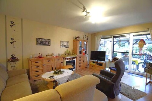 Wohnzimmer mit Terrassentür - 3 Zimmer Einfamilienhaus in Syke-Heiligenfelde