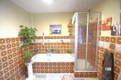 Bad mit Dusche und Badewanne - 