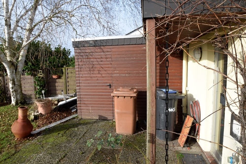 Kl. Teilüberdachungen sorgen für zusätzliche Abstellfläche am Haus / Schuppen für Geräte mit Garagenzugang - 