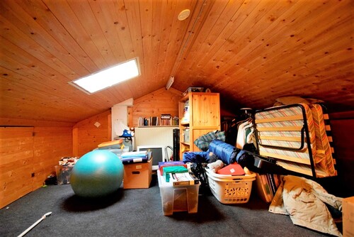 Durch die sehr flache Neigung des Satteldaches haben Sie sogar auf dem Spitzboden viel Stellfläche, inkl. Hzg. - 