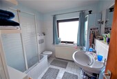 Bad im OG mit Wanne und Glas-Duschwand - 