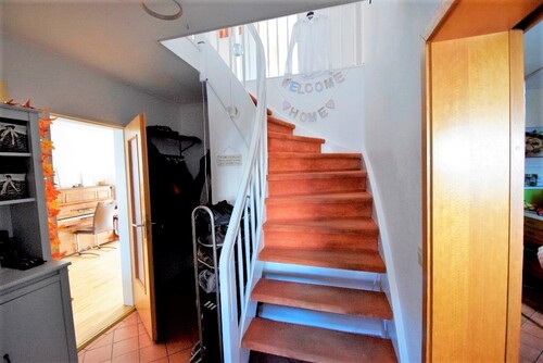 Massive Holztreppe ins OG, Garderobe daneben + Abstellfläche - 