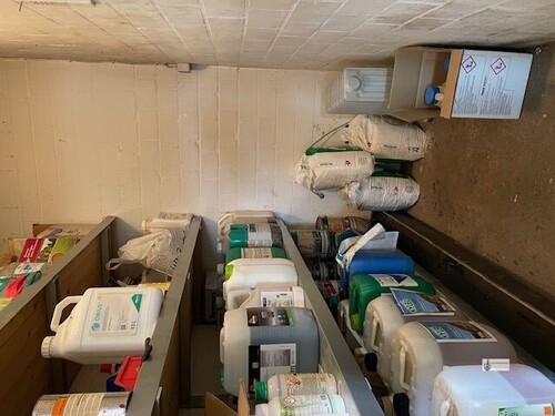 Separater Raum für Chemiebehälter ( Düngemittel ) - 