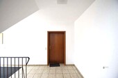 1. Hausflur mit Wohnungstür - Erdgeschoßwohnung mit 67,00 m&sup2; in Stuhr zur Miete