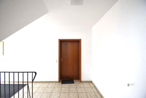1. Hausflur mit Wohnungstür - Erdgeschoßwohnung mit 67,00 m&sup2; in Stuhr zur Miete