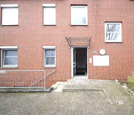 9. Hauseingang mit Kellerzugang - 2 Zimmer Erdgeschoßwohnung in Stuhr