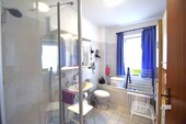 4. Badezimmer mit BW und Dusche + Fenster - 