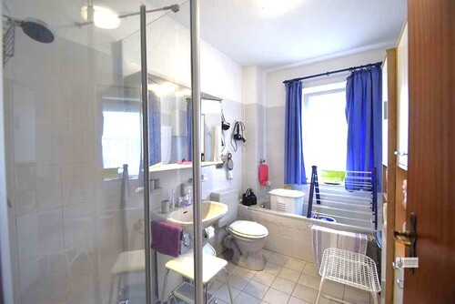 4. Badezimmer mit BW und Dusche + Fenster - 