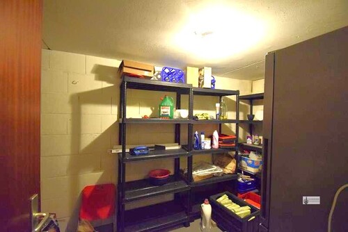 15. Großer Kellerraum mit Regalsystemen - 