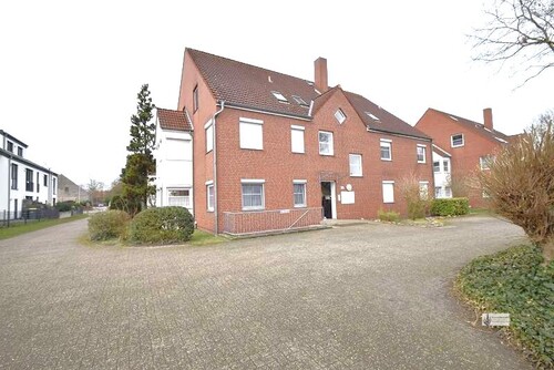 11. Zufahrt mit Hoffläche vor dem Haus - 2 Zimmer Erdgeschoßwohnung zur Miete in Stuhr