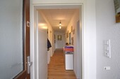 Blick durch den Windfang in den Flur - Einfamilienhaus mit 110,00 m² in Bruchhausen-Vilsen zum Kaufen