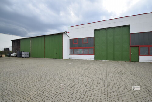 Hallentrakt links mit grünem Tor - 