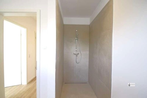 Offene Dusche im Bad - 