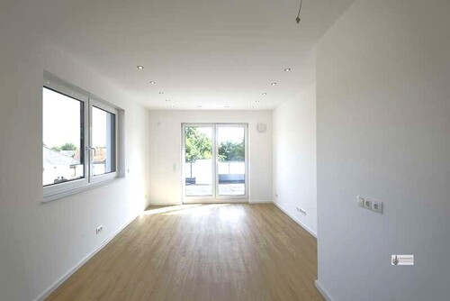 Wohnzimmer mit Tür zur Dachterrasse - 
