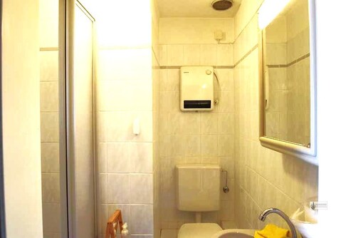 Bad mit Dusche und Lüfter im DG - 