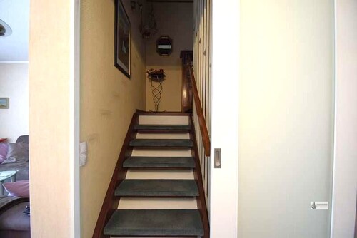 Treppe ins OG mit Schiebetür verschließbar - 