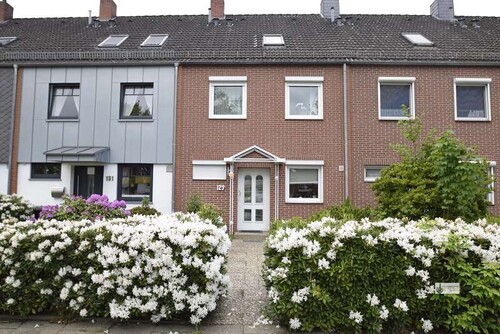 Zuwegung mit Rhododendronhecke - 5 Zimmer Reihenhaus in Bremen
