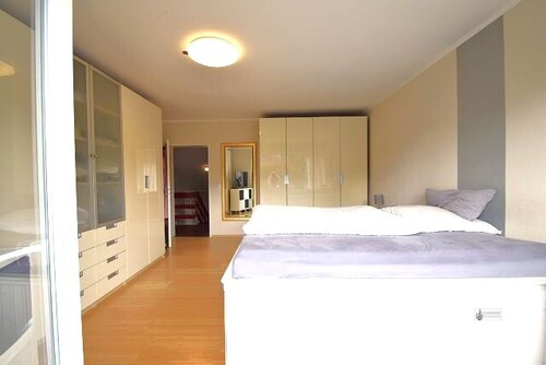Blick ins Schlafzimmer vom Balkon - 