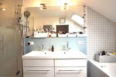 Bad im 1. OG mit Dusche und Badewanne - 