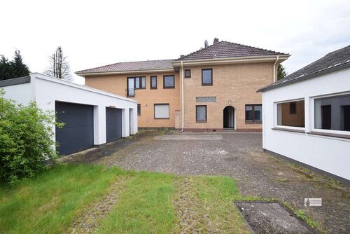 Blick auf das Wohn- und Bürogebäude - Modernes Bürogebäude Möbliert mit großer Lagerhalle und Carport mit Stellplätzen
