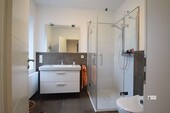 Bad mit Dusche im Bürotrakt - 