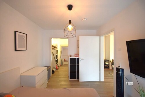 Schlafzimmer mit Blick zum Ankleidezimmer - 